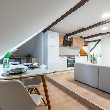 B-home - Stylovy Podkrovny 74 M2 *