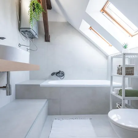 B-home - Stylovy Podkrovny 74 M2 アパート Trenčín