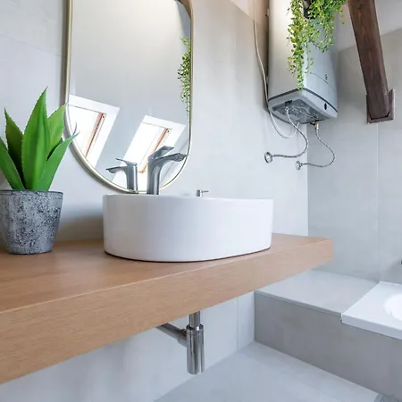 B-home - Stylovy Podkrovny 74 M2 * Trenčín