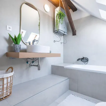 B-home - Stylovy Podkrovny 74 M2 شقة *