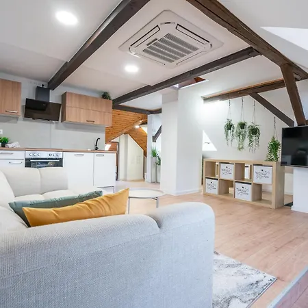 شقة B-home - Stylovy Podkrovny 74 M2