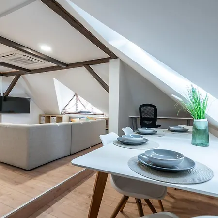 B-home - Stylovy Podkrovny 74 M2 شقة *